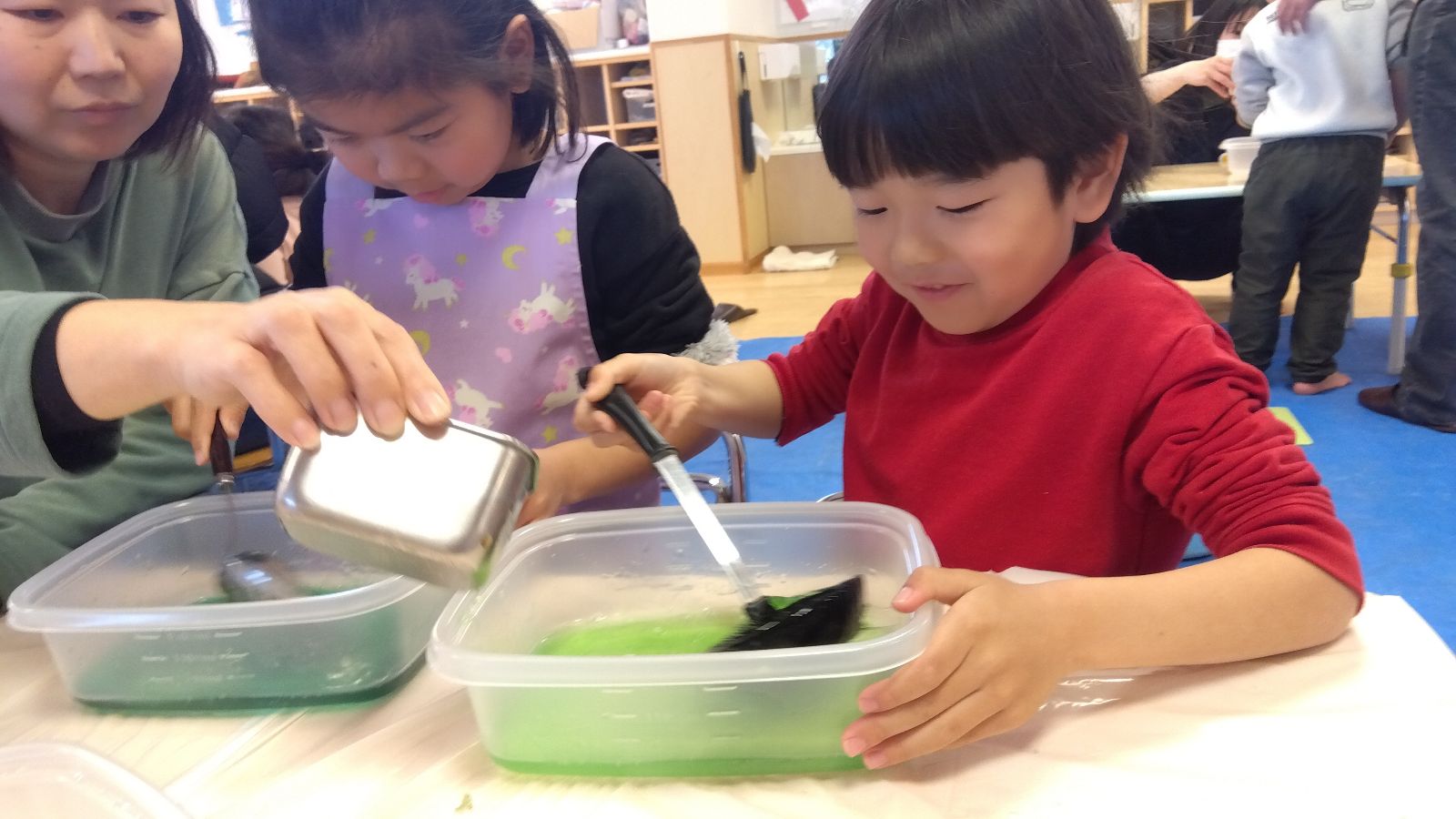 スライムづくりを楽しむ子どもたち