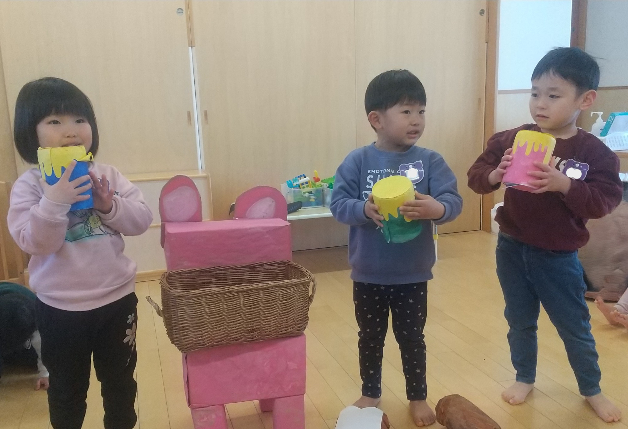 「どうぞのいす」の劇に取り組む子どもたちの様子