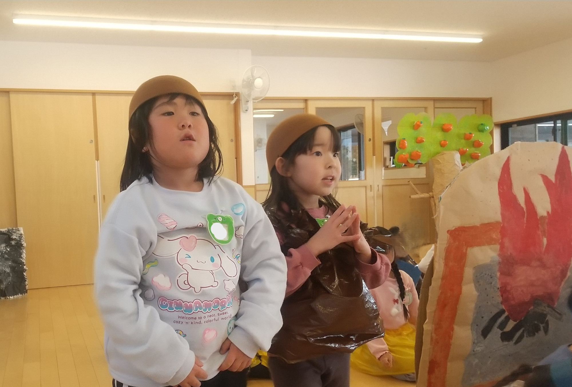 劇「さるかに合戦」に取り組む子どもたちの様子