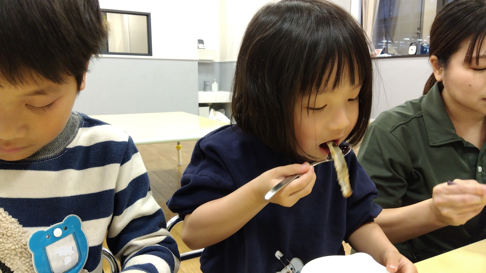 ドジョウを食べる様子