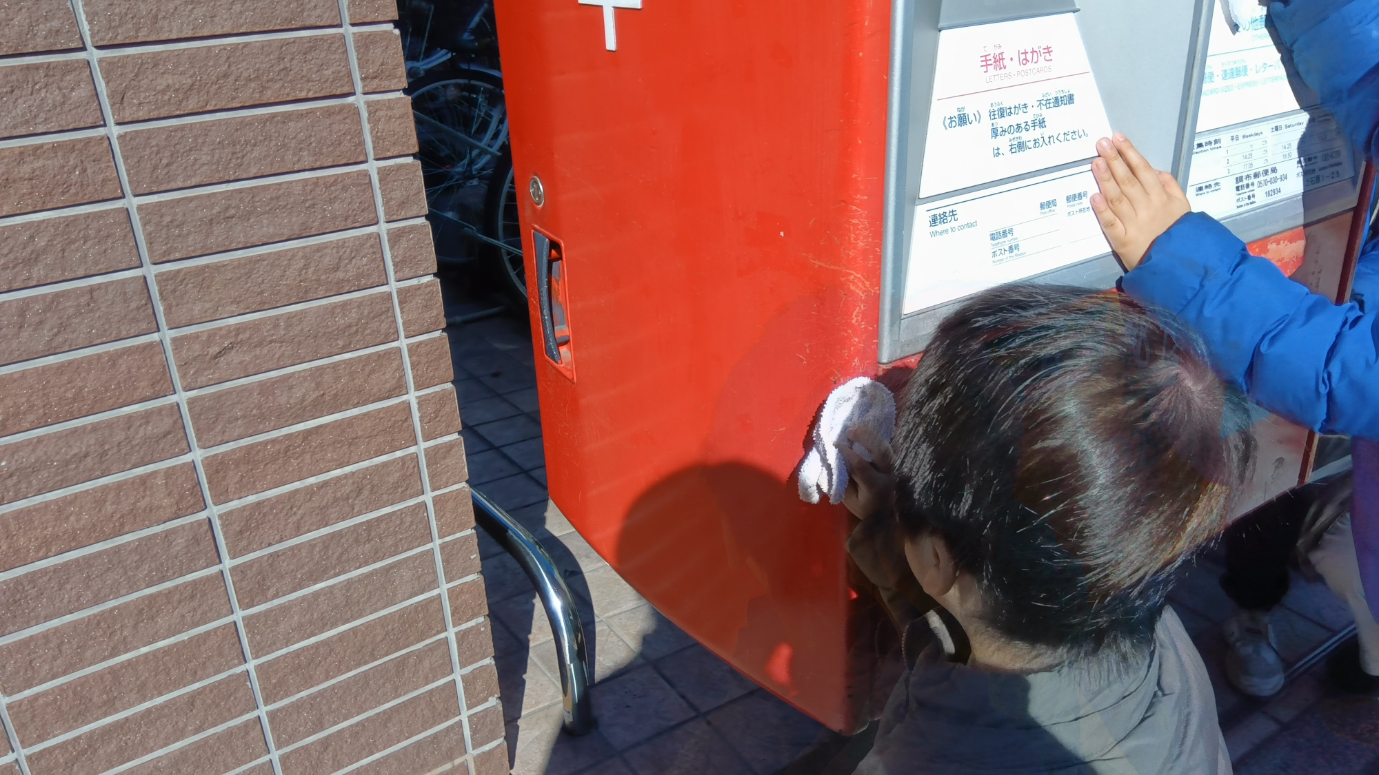 ポストを拭き、感謝を伝える子どもたちの様子