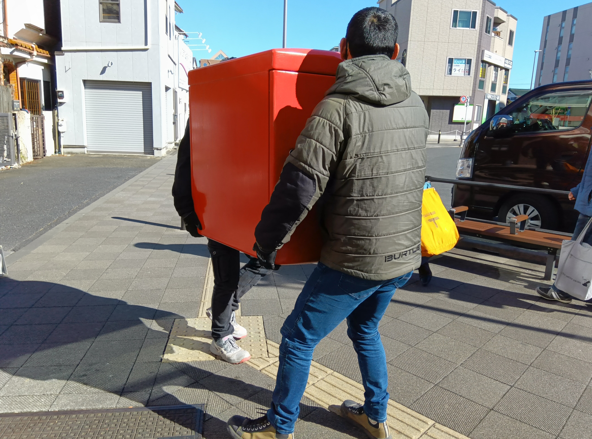 新しいピカピカのポストに目を輝かせる子どもたちの様子