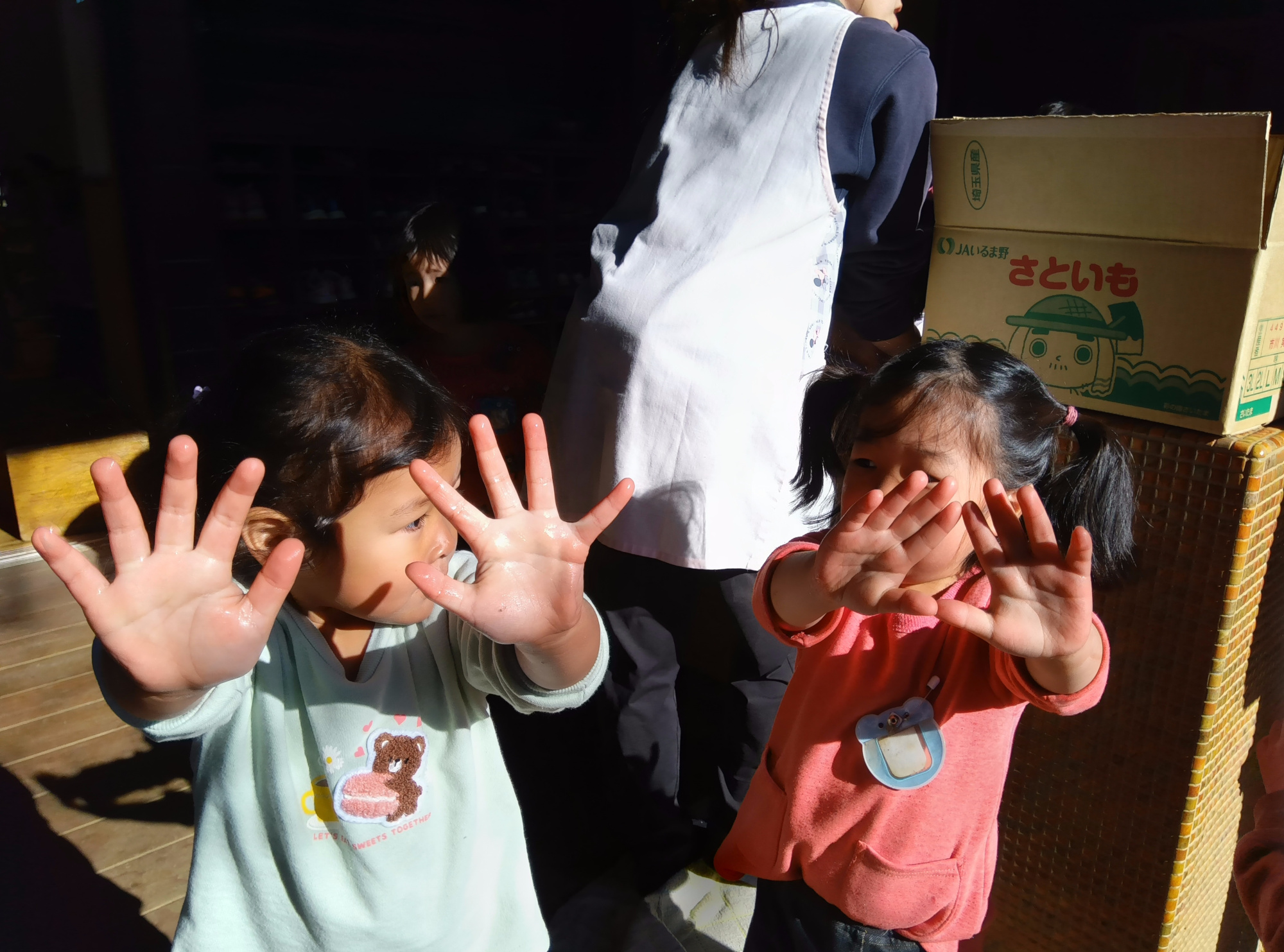 洗った手を見せる子どもたち