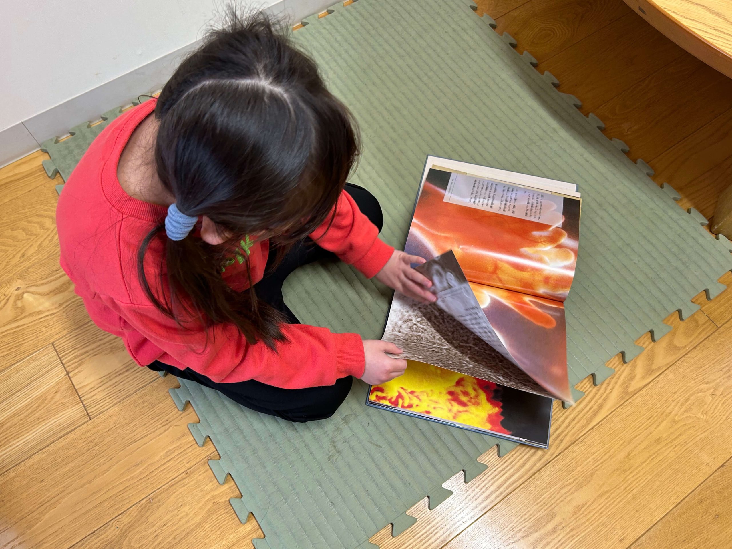 絵本に集中する子もいました