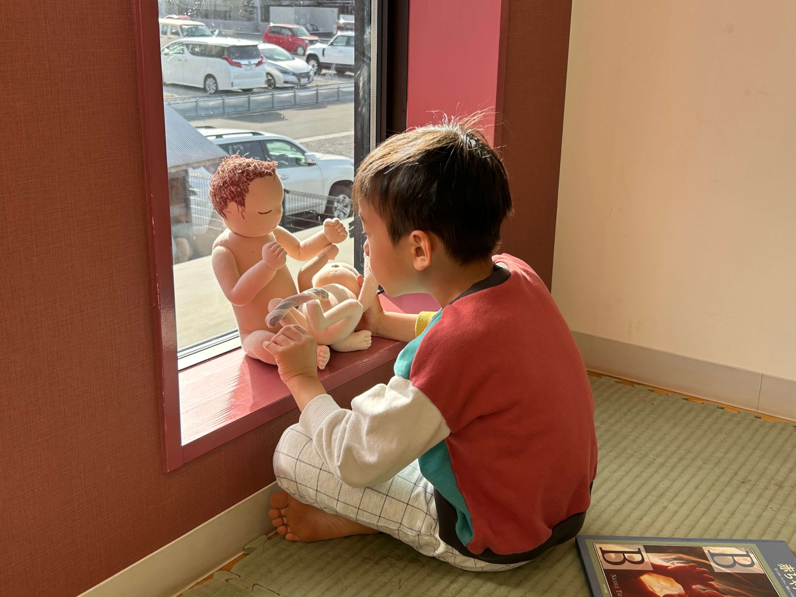 胎児人形に抱っこさせてみたり、いろいろな触れ合いをしていました