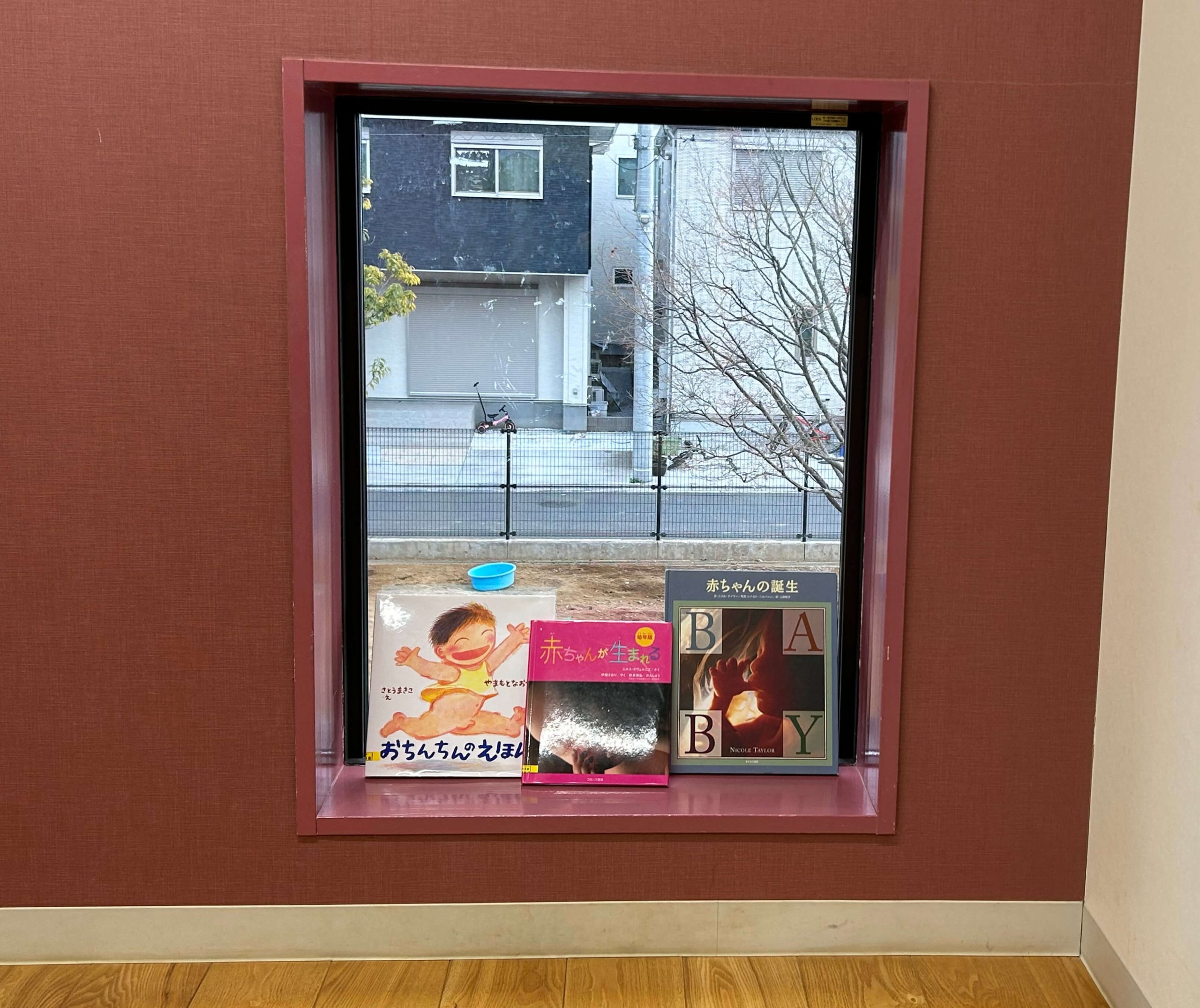 窓側を絵本コーナーとしました