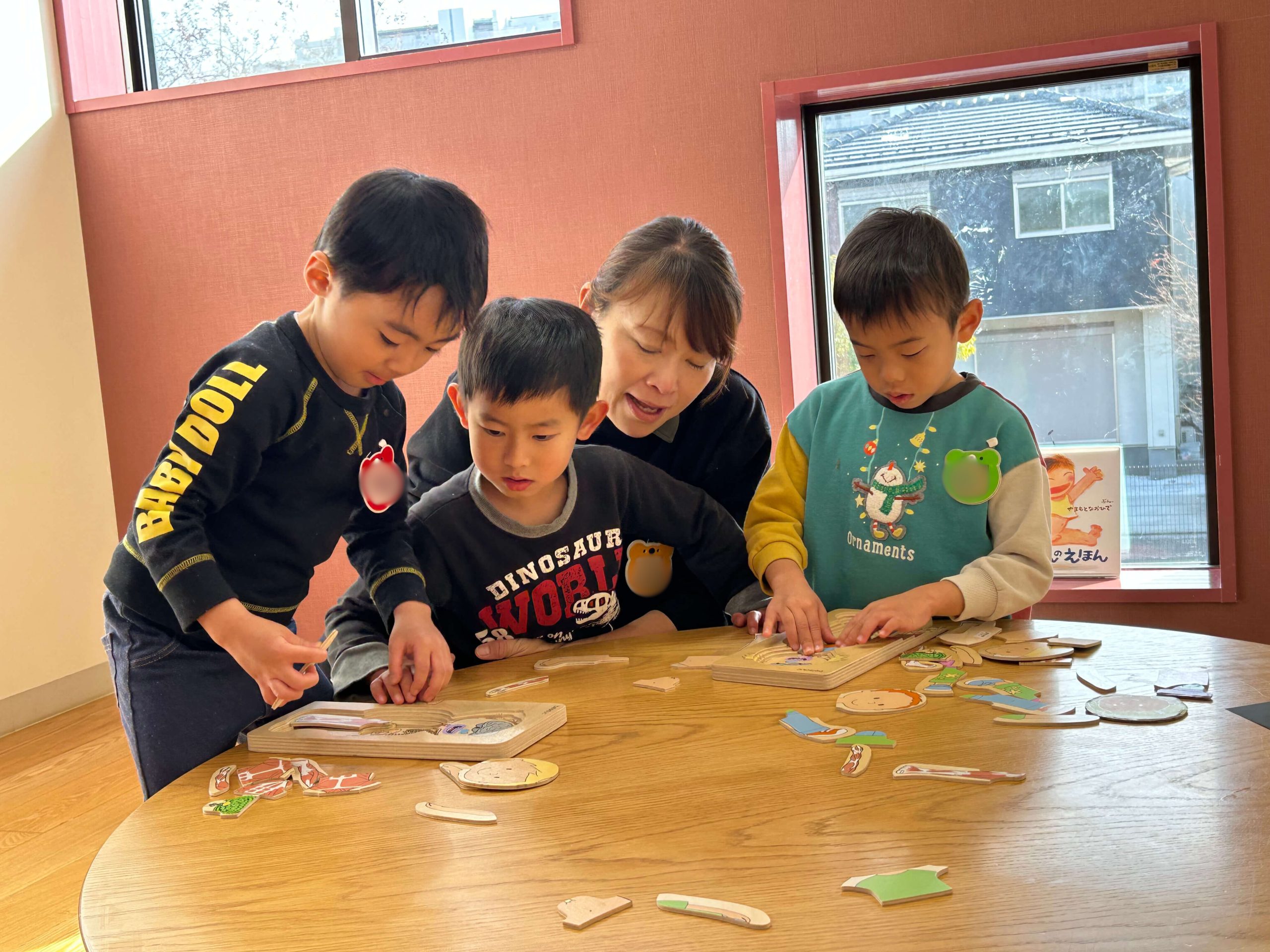 人体パズルに夢中の子どもたち