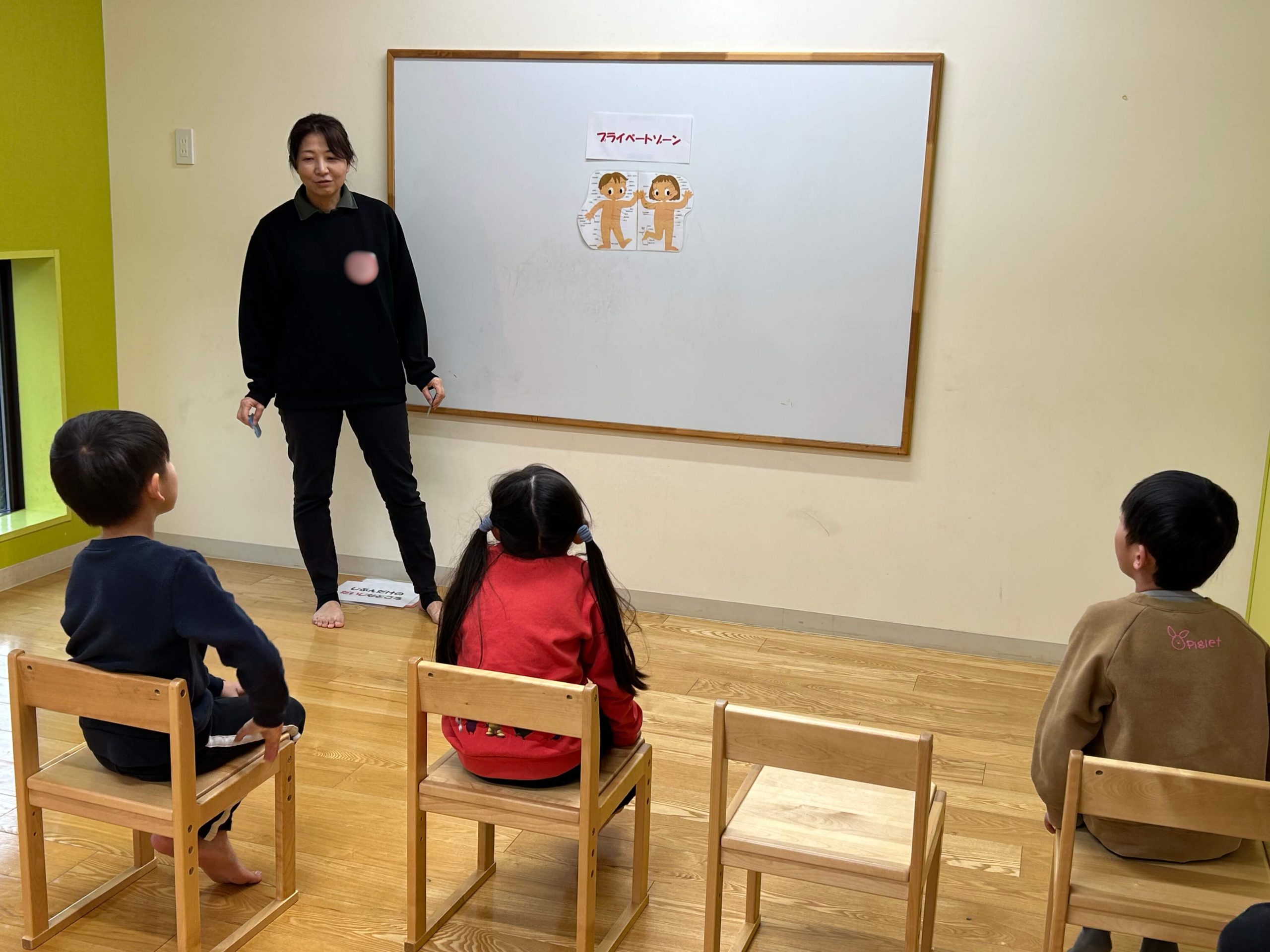 小学生は着席でプライベートゾーンについての話を聞きました