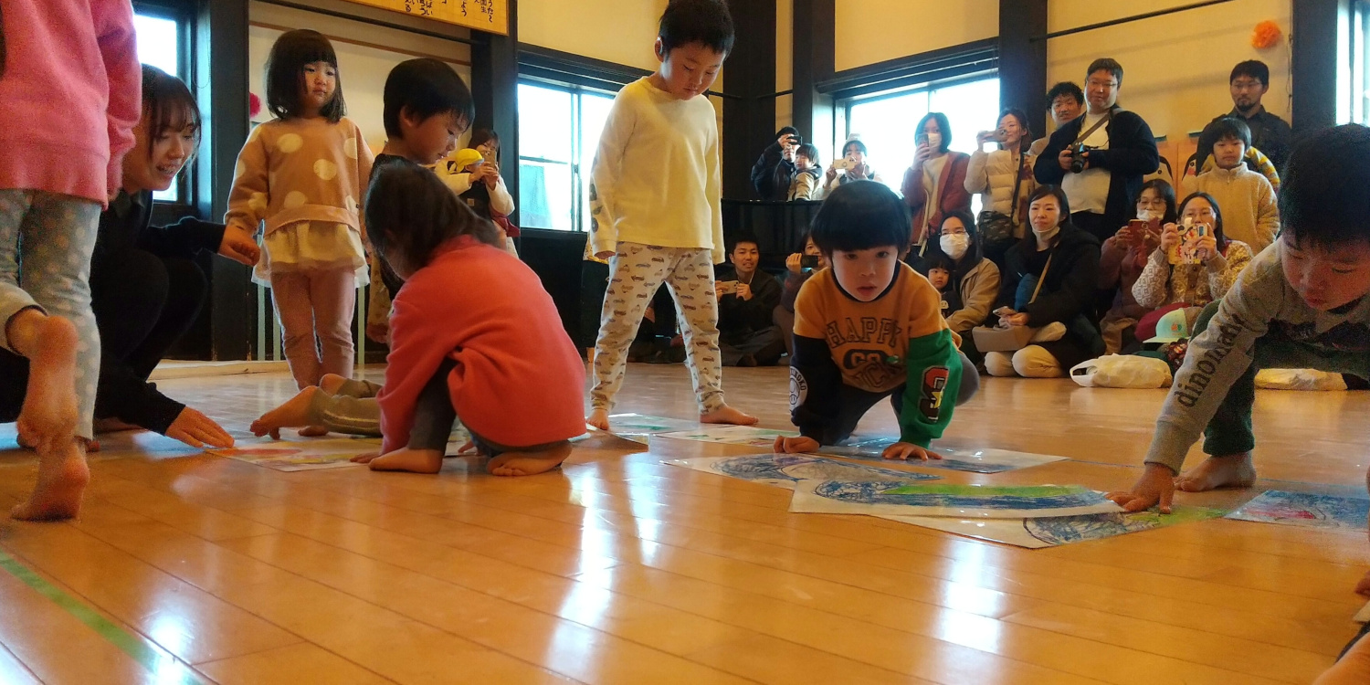 巨大パズルを行う子どもたち