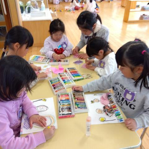 クレヨンで絵を描く子どもたち