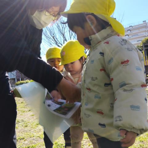 ネイチャービンゴを楽しむ子どもたち