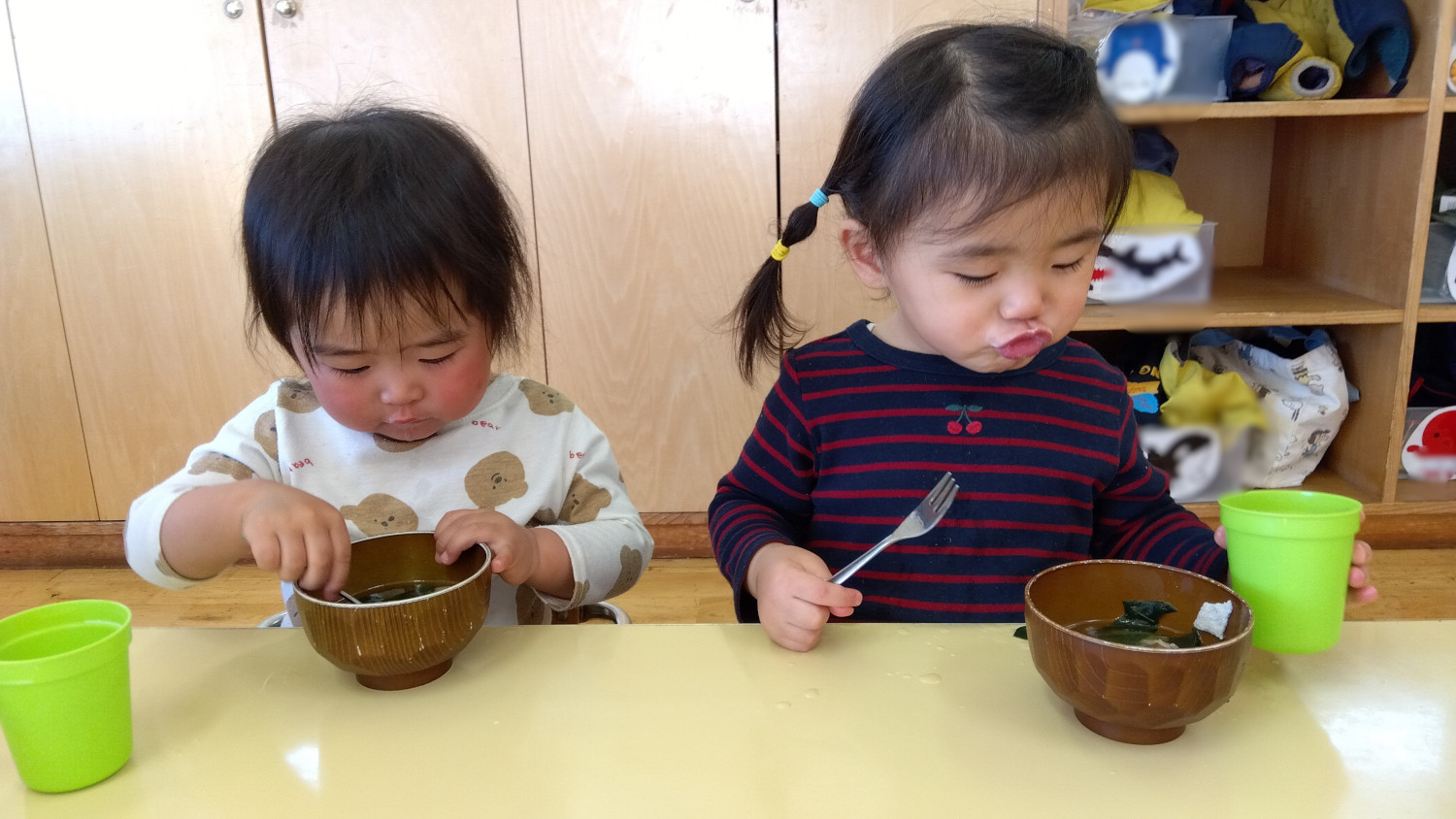 味噌汁を飲む子どもたち