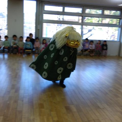 子どもたちの前に現れる獅子舞