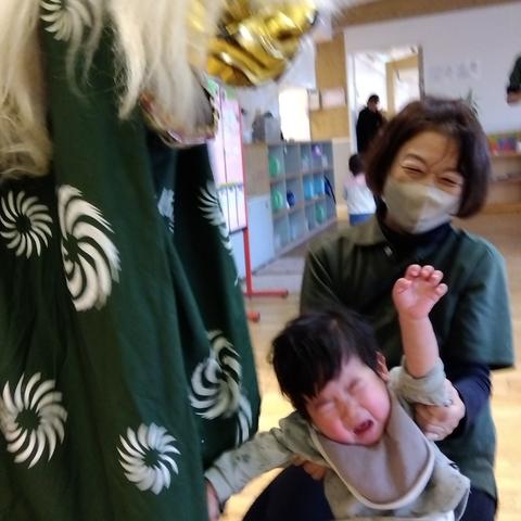 子どもに泣かれる獅子舞