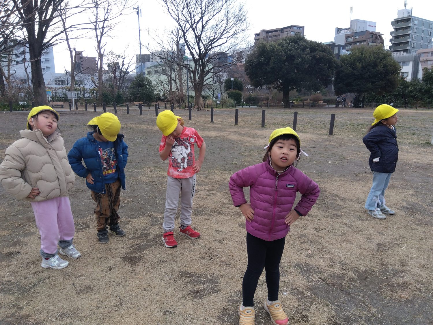 公園内で体をほぐす子どもたち