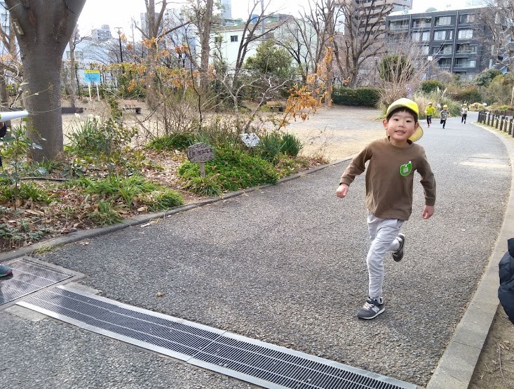 公園内を走る子どもたち