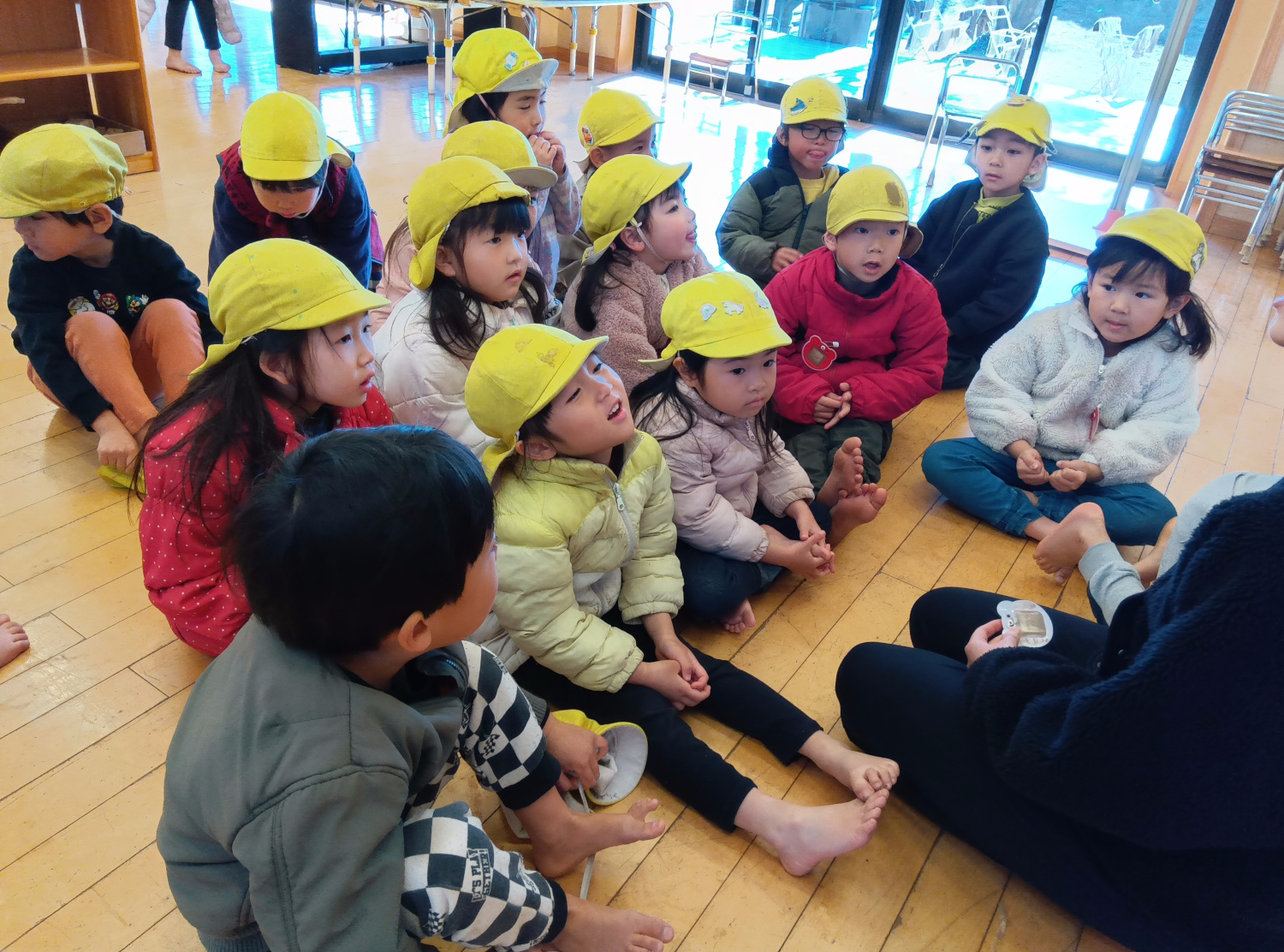 子どもたちが集まって話し合いをする様子