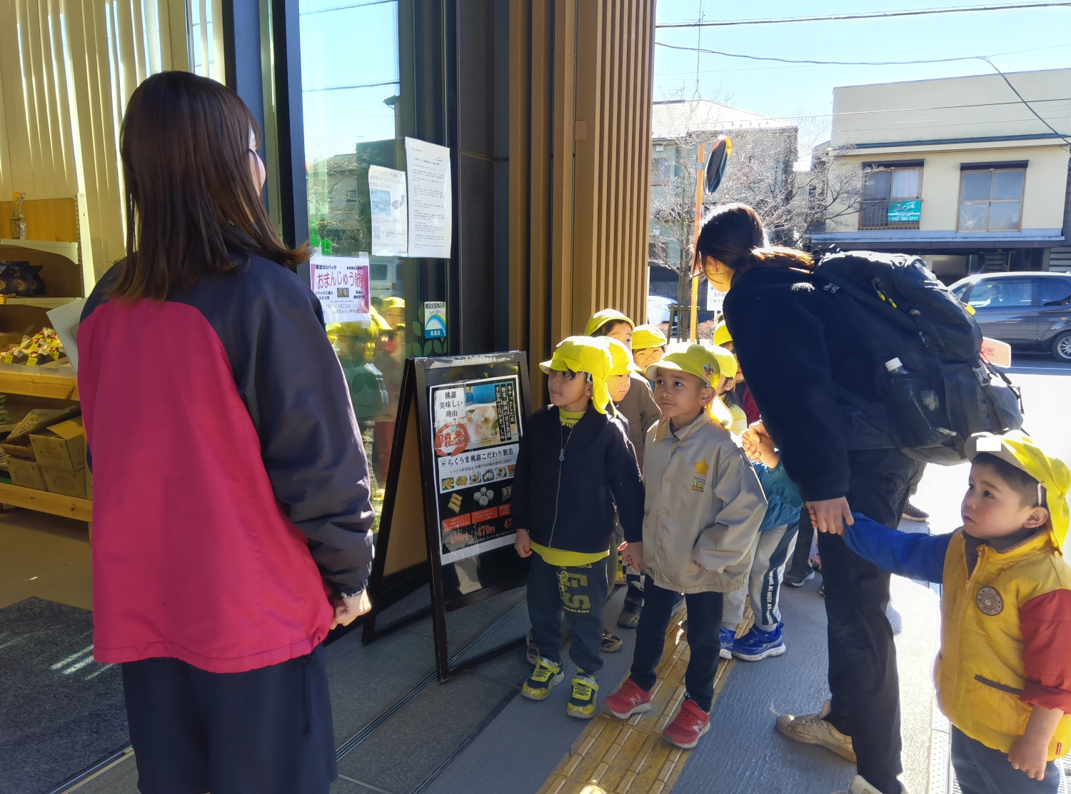 お店に訪問する子どもたち