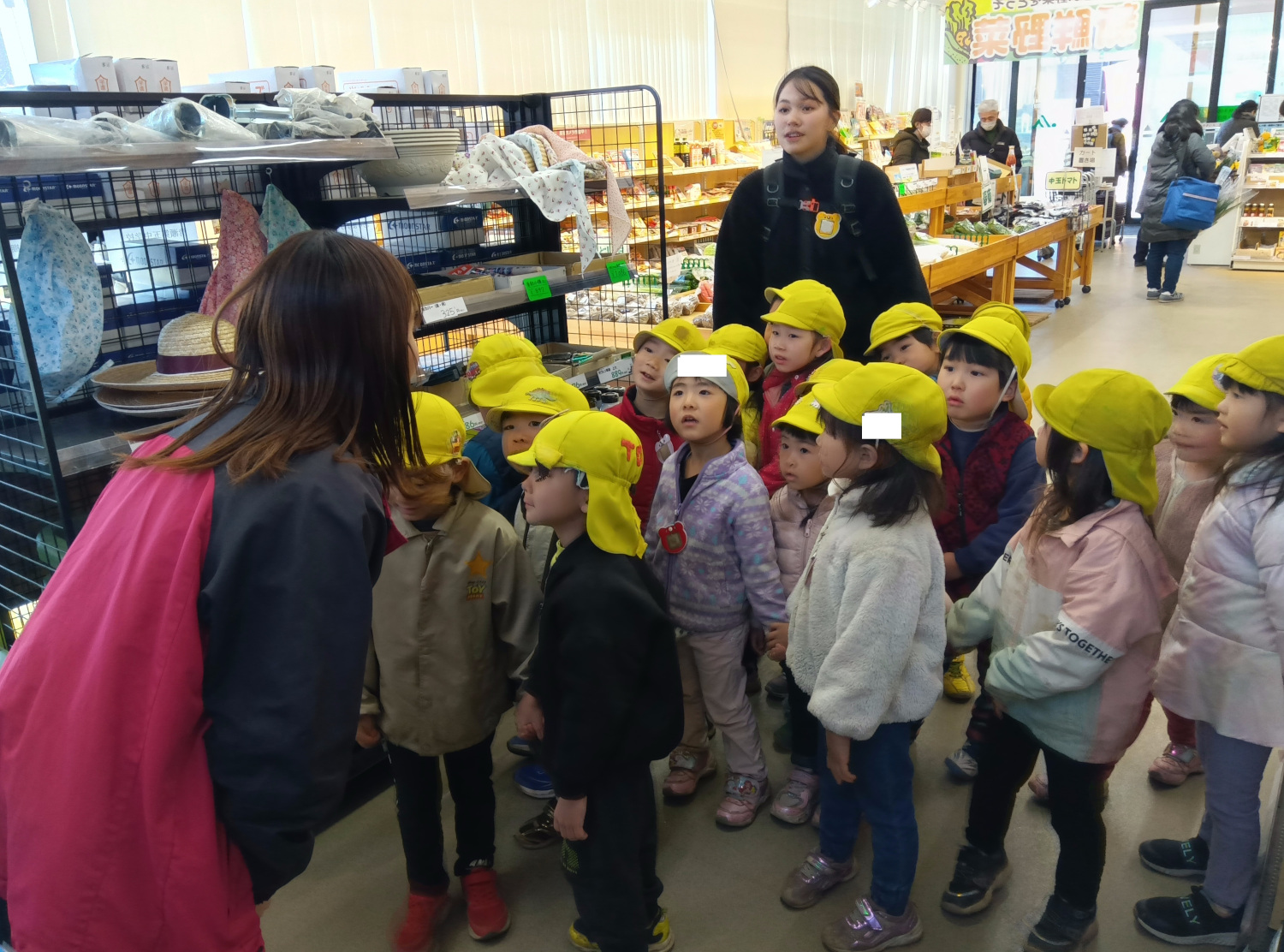 お店の人に質問をする子どもたち