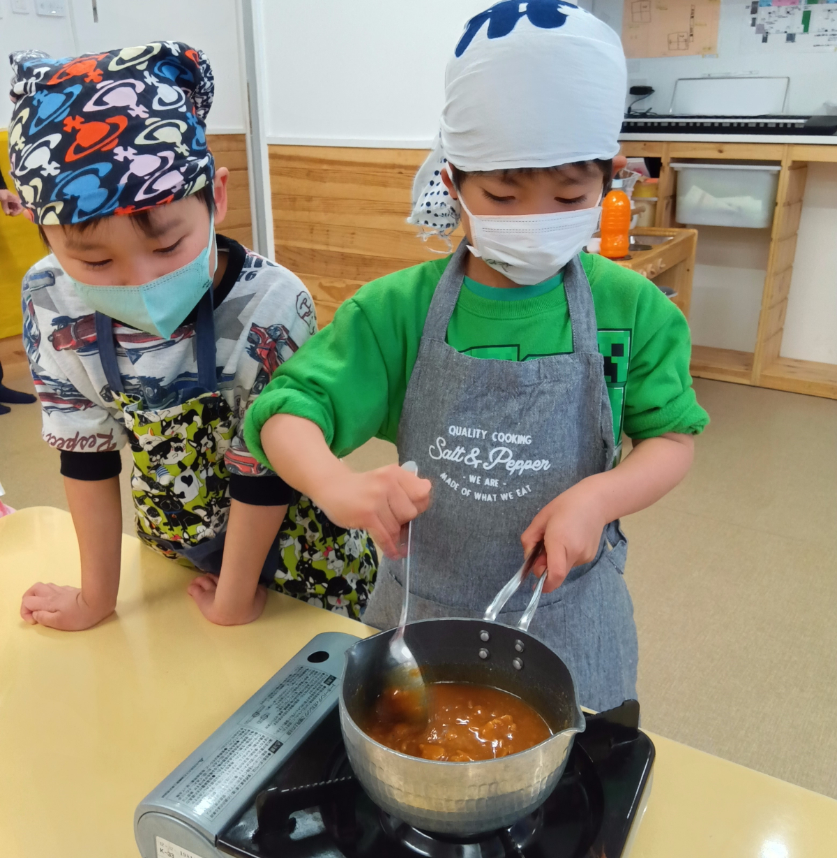 味噌だれづくりをする子ども