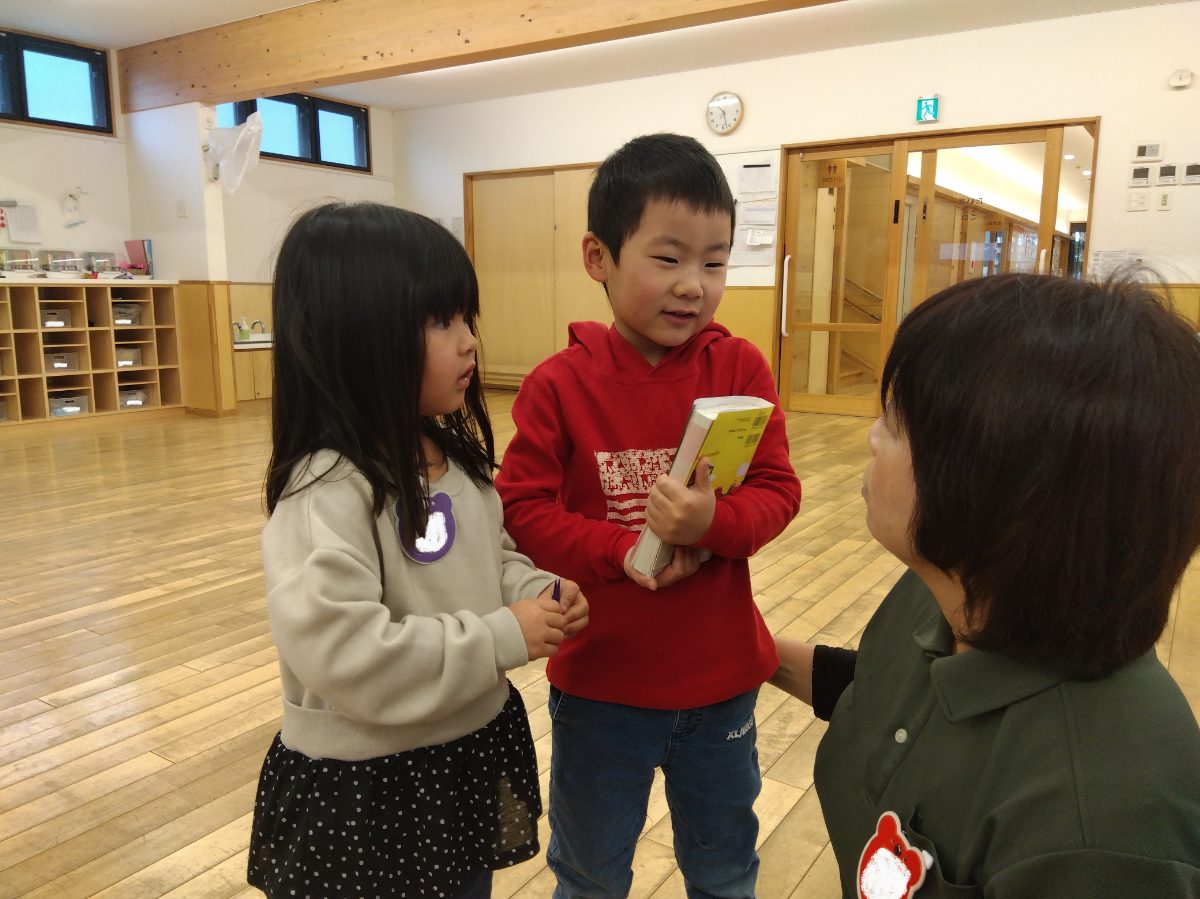 保育者と子どもが話す様子
