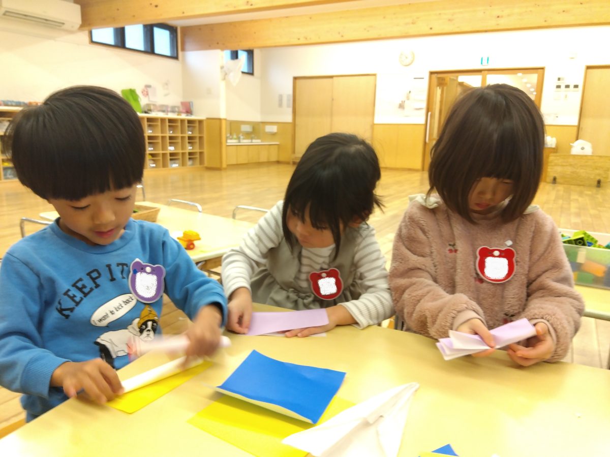 プレゼントをつくる子どもたち