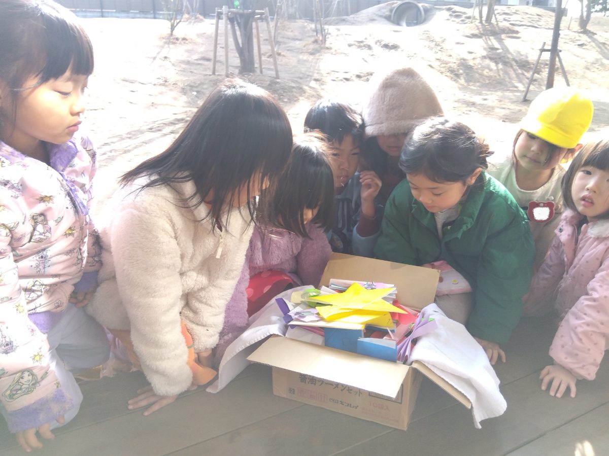 鶏へのプレゼントを飾る子ども