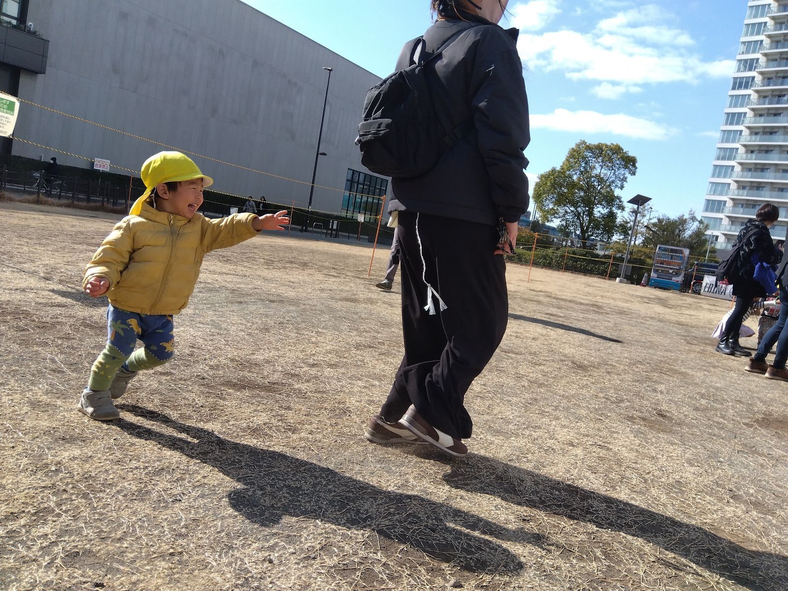 しっぽとりを楽しむ親子の様子
