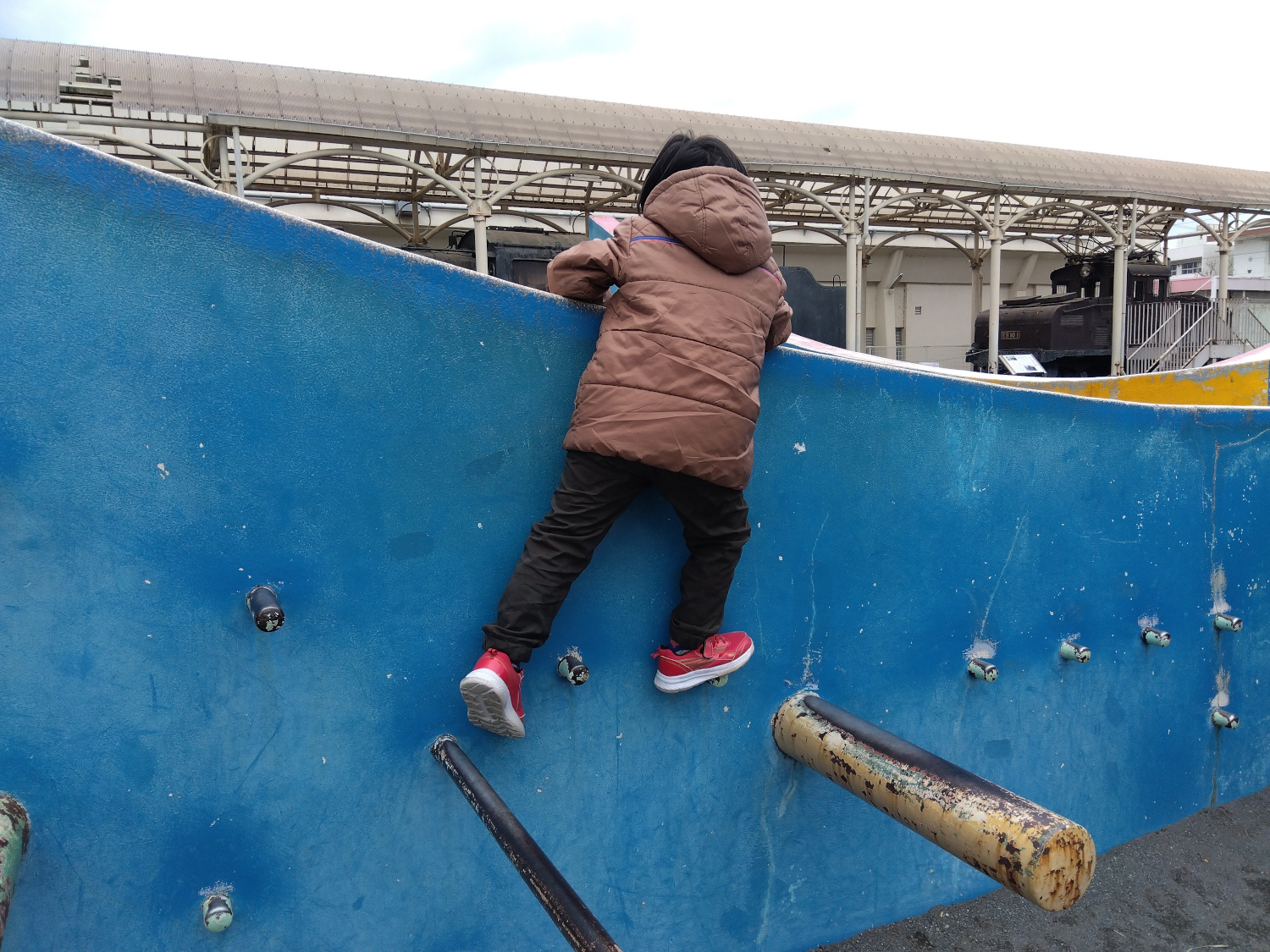 遊具にのぼる子ども