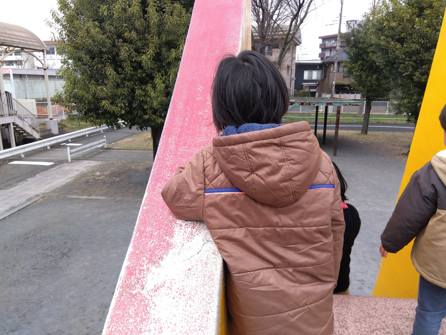 遊具で遊ぶ子ども