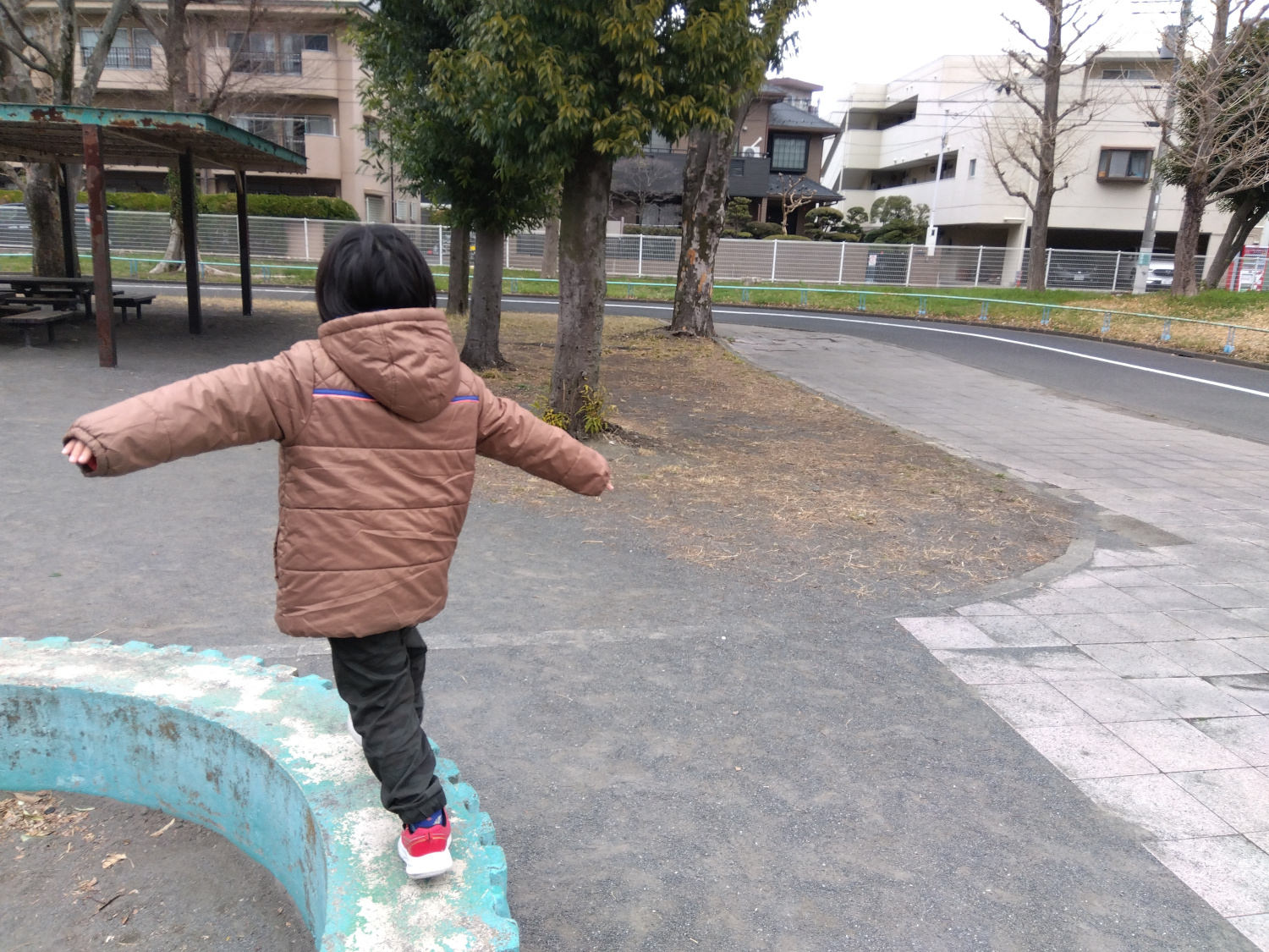 遊具で遊ぶ子ども
