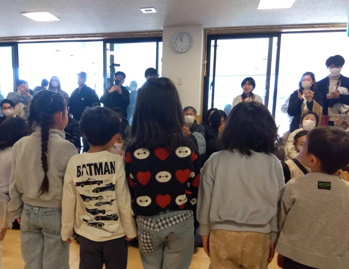 並んで発表しているようす