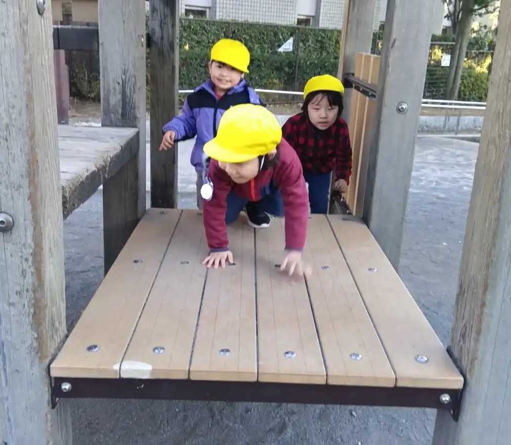大型遊具に登る子どもたち