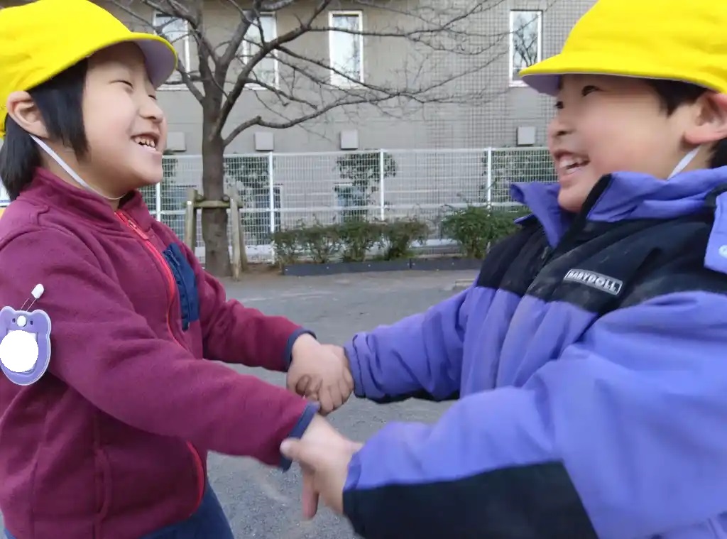 手を取りあう子どもたち
