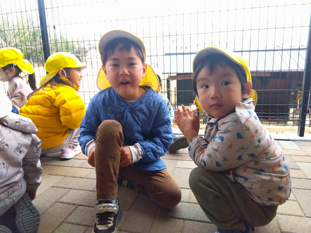 カメラに笑顔を向ける子ども