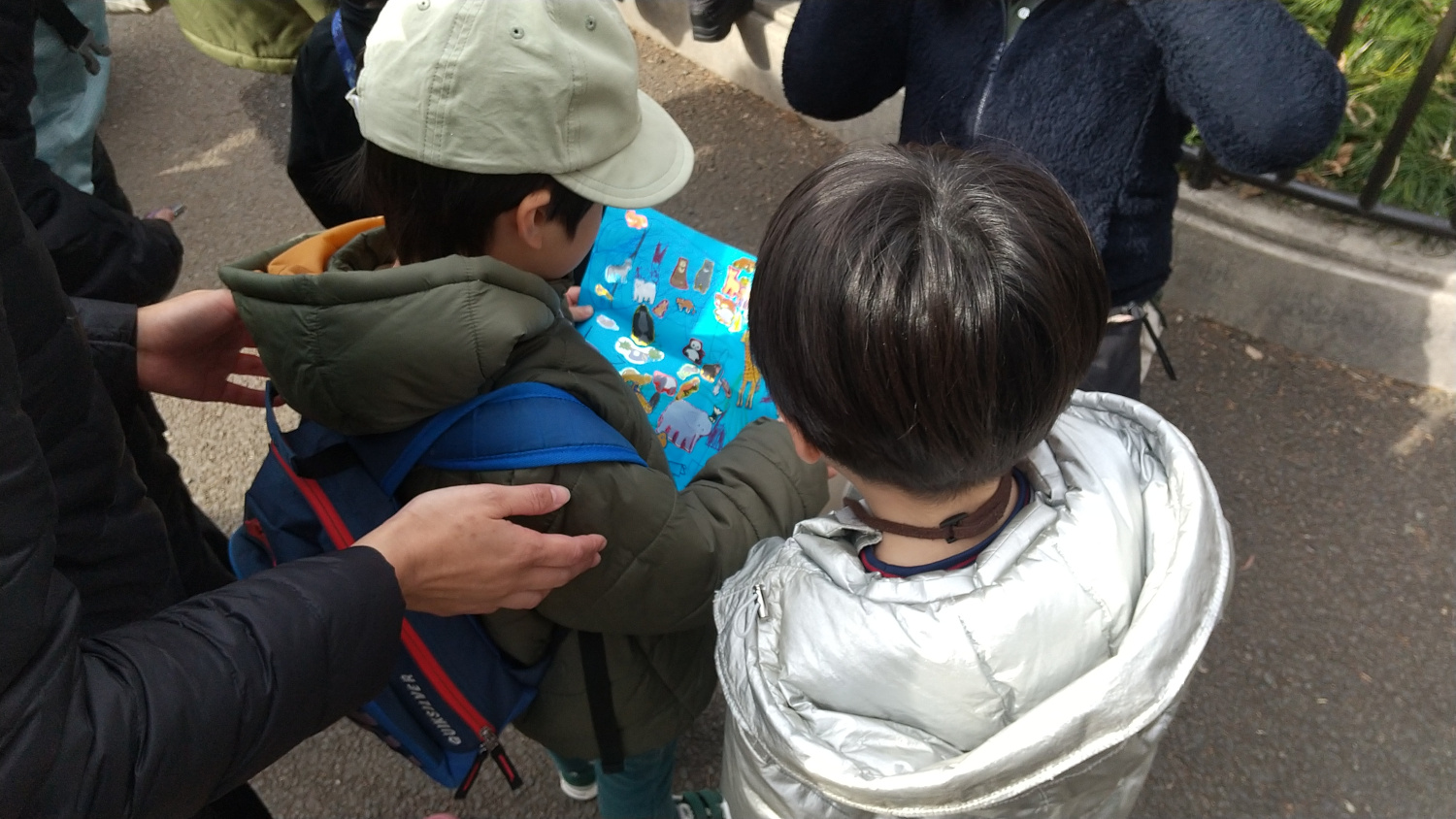 自作の地図を一緒に見る子どもたち