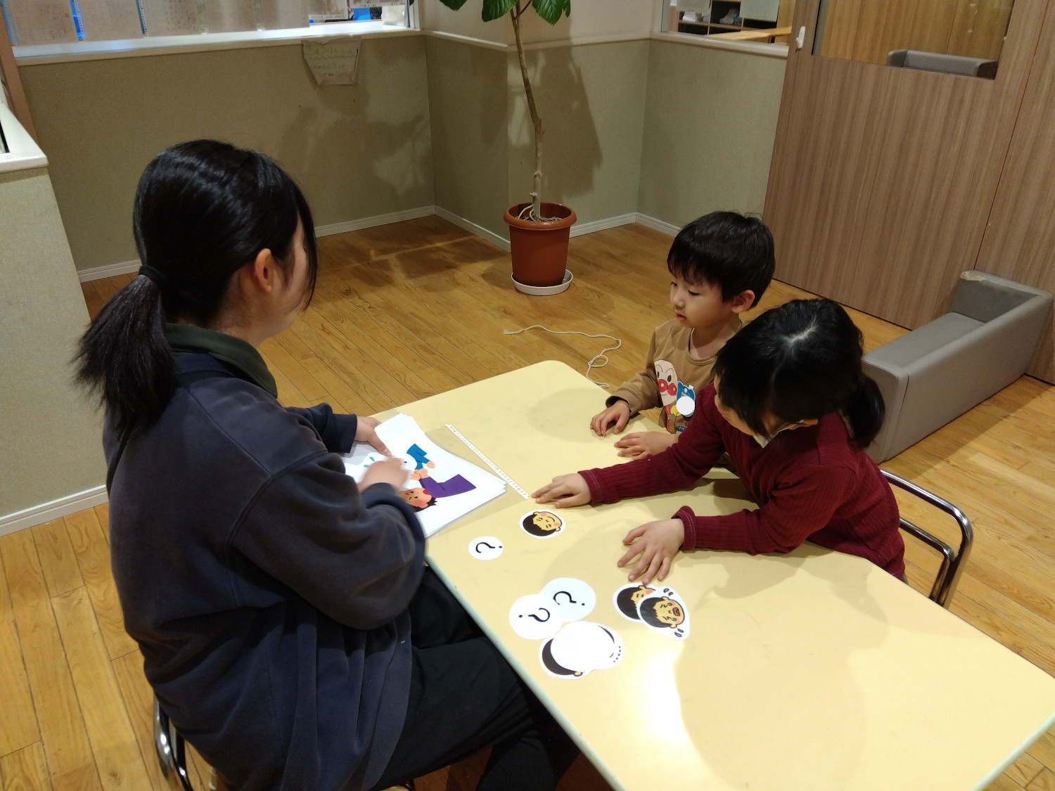さまざまな表情のイラストを眺める子どもたち