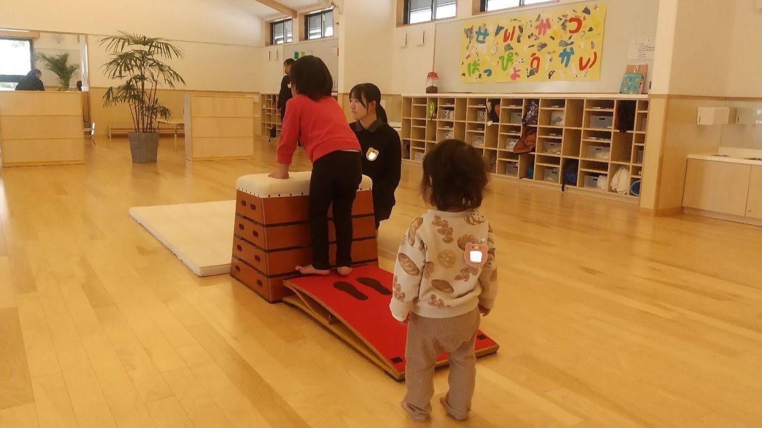 跳び箱に挑戦する子どもの様子
