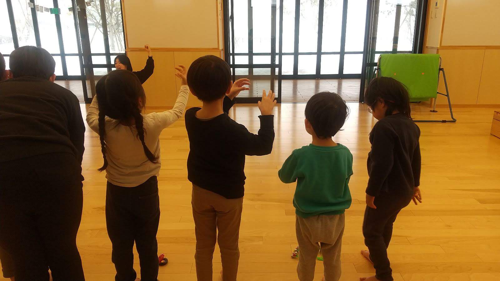 手話ソングを披露する子どもたち
