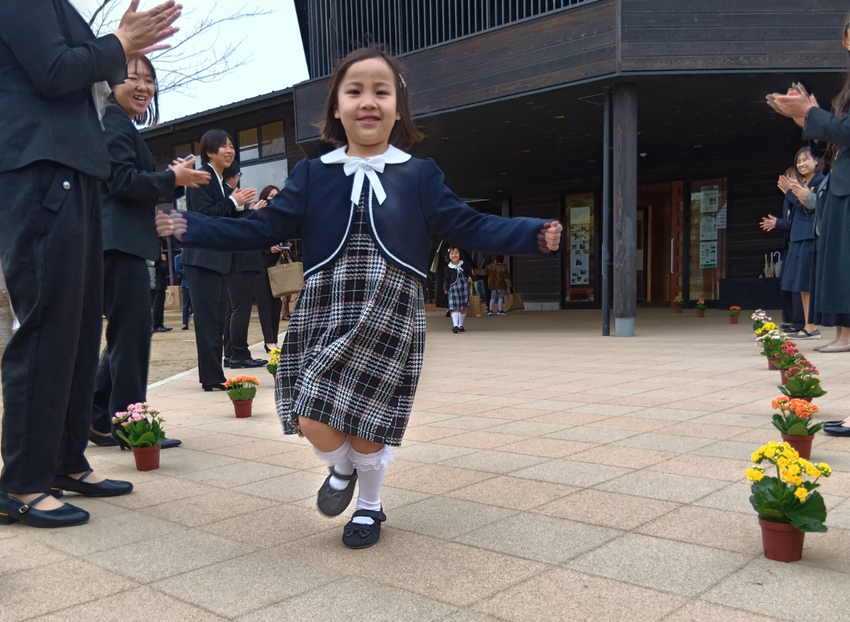 笑顔で退場する子ども