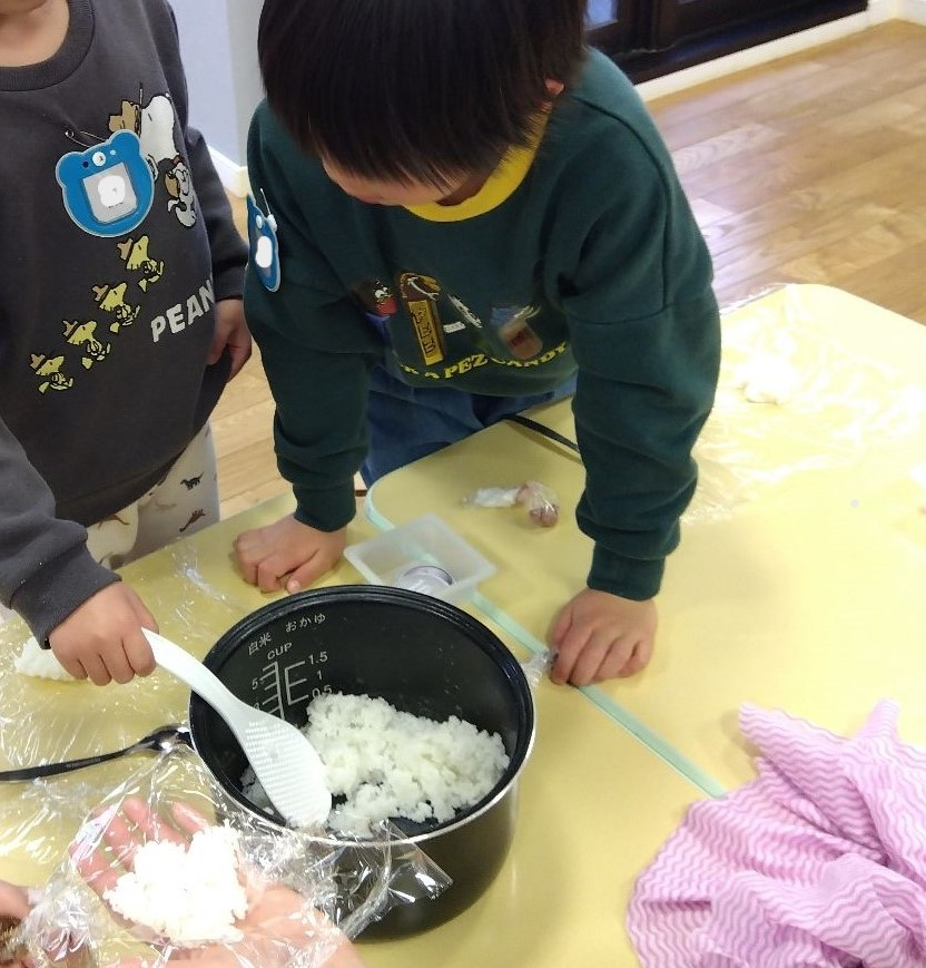 おにぎりをつくる様子