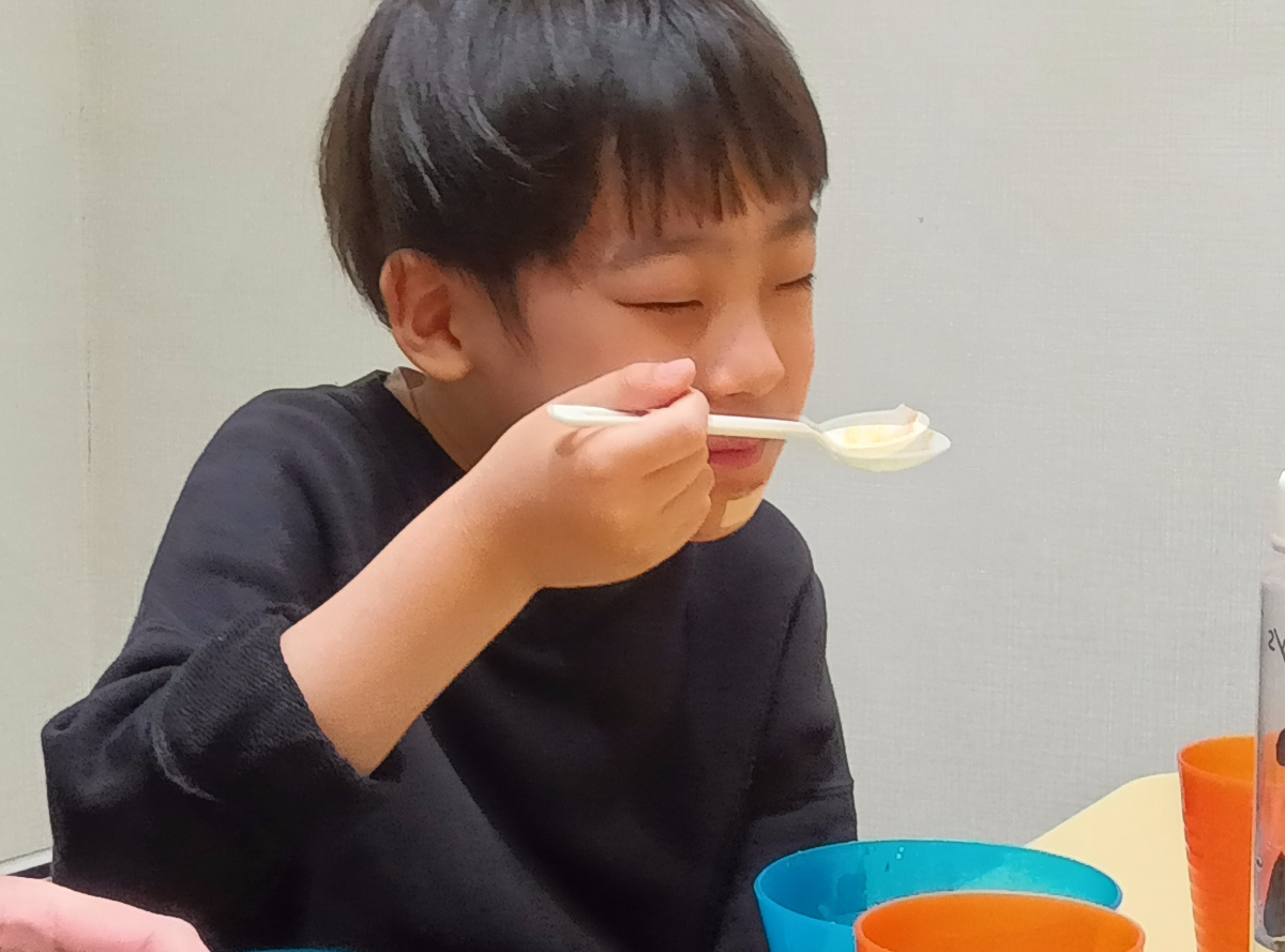茶碗蒸しを食べる子ども