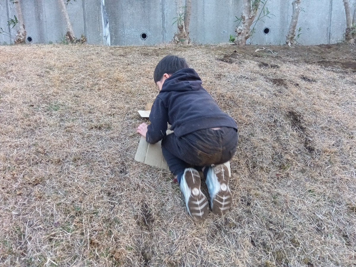 土手を上っている子ども