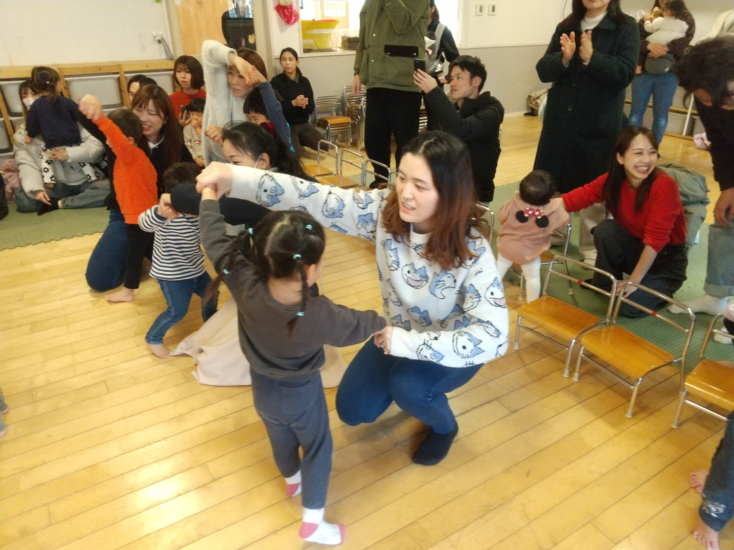 親子で体操をする様子