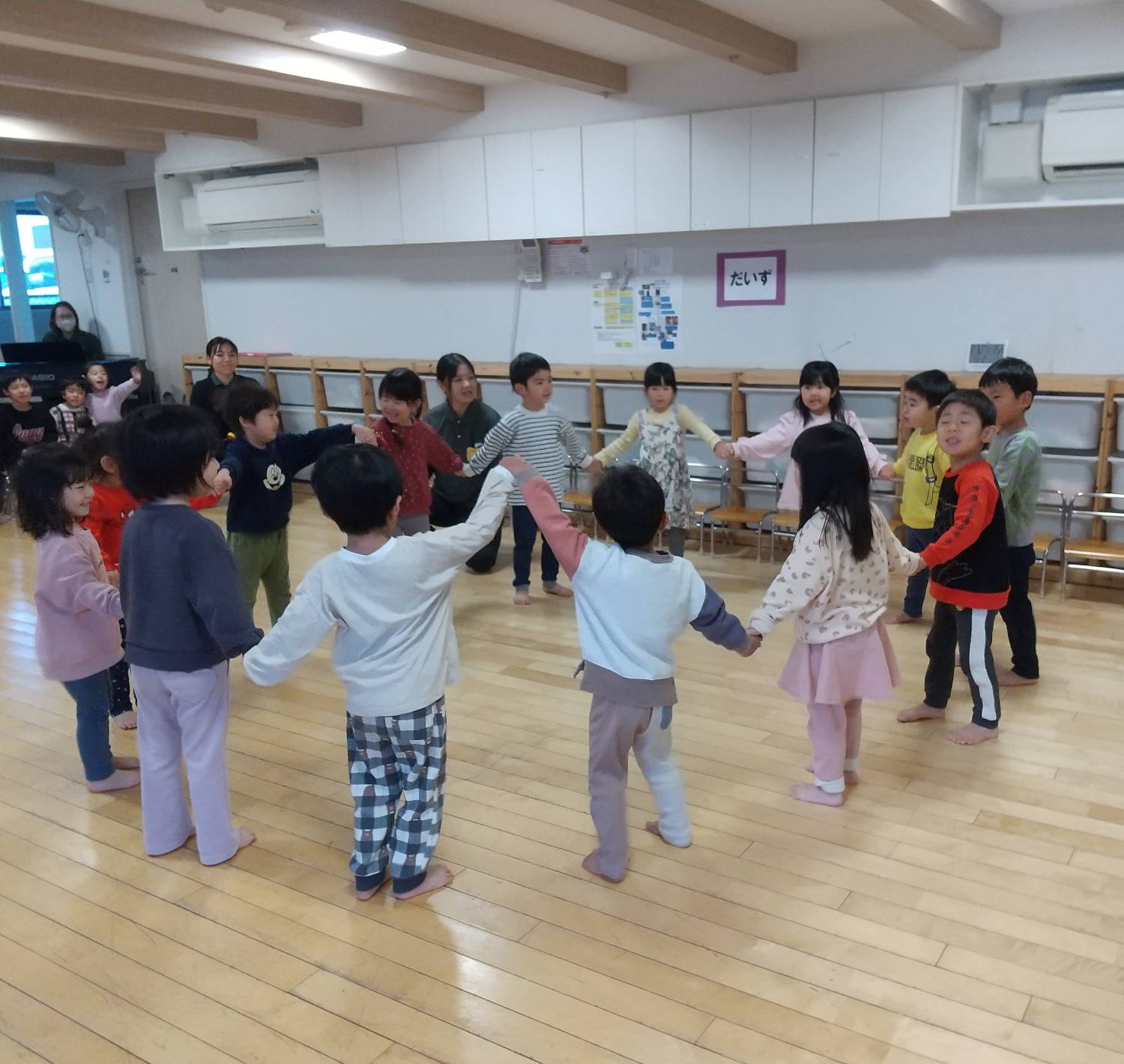 輪になって手をつなぐ子どもたち