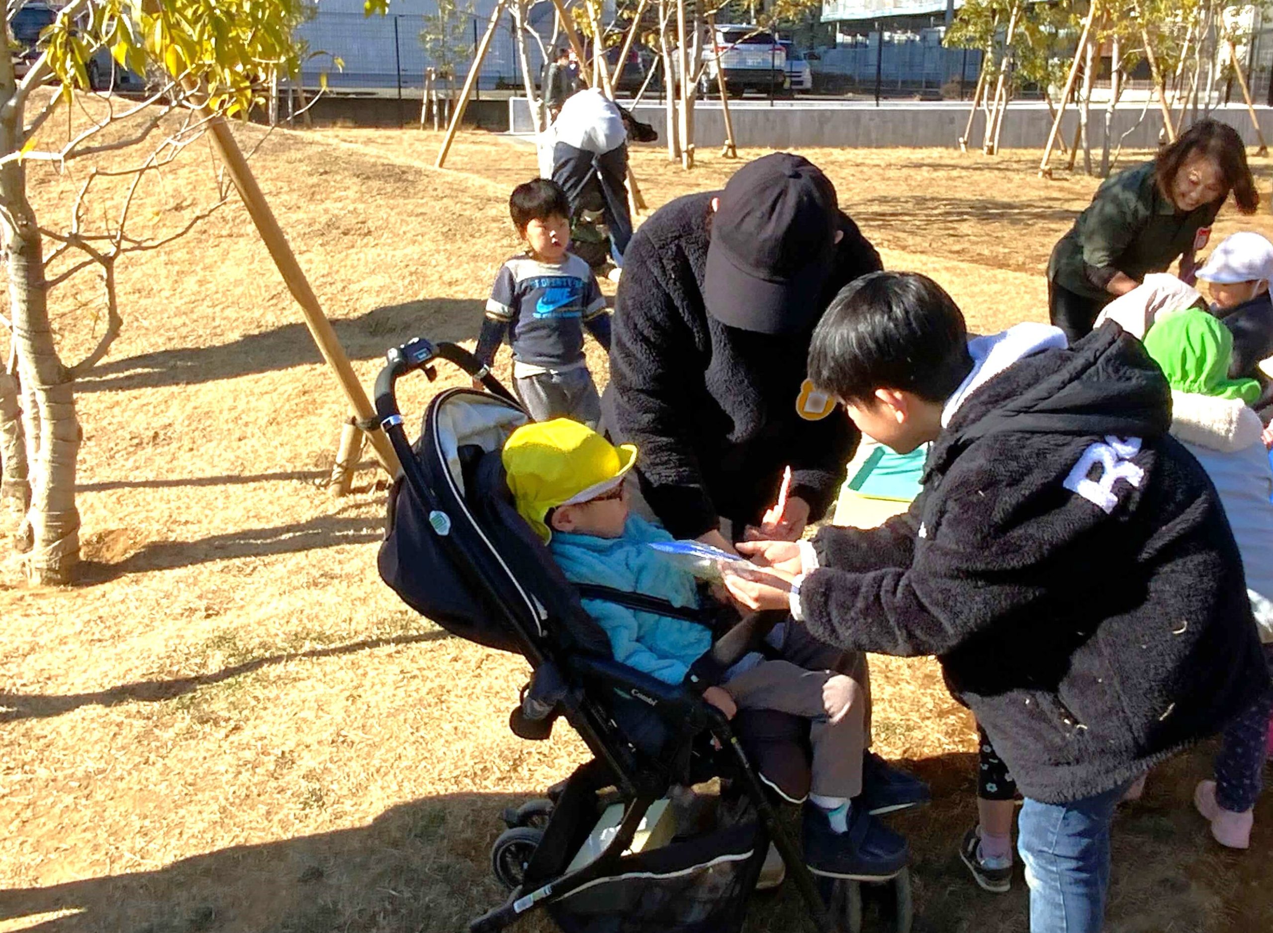 つむぎの子と交流する小学生