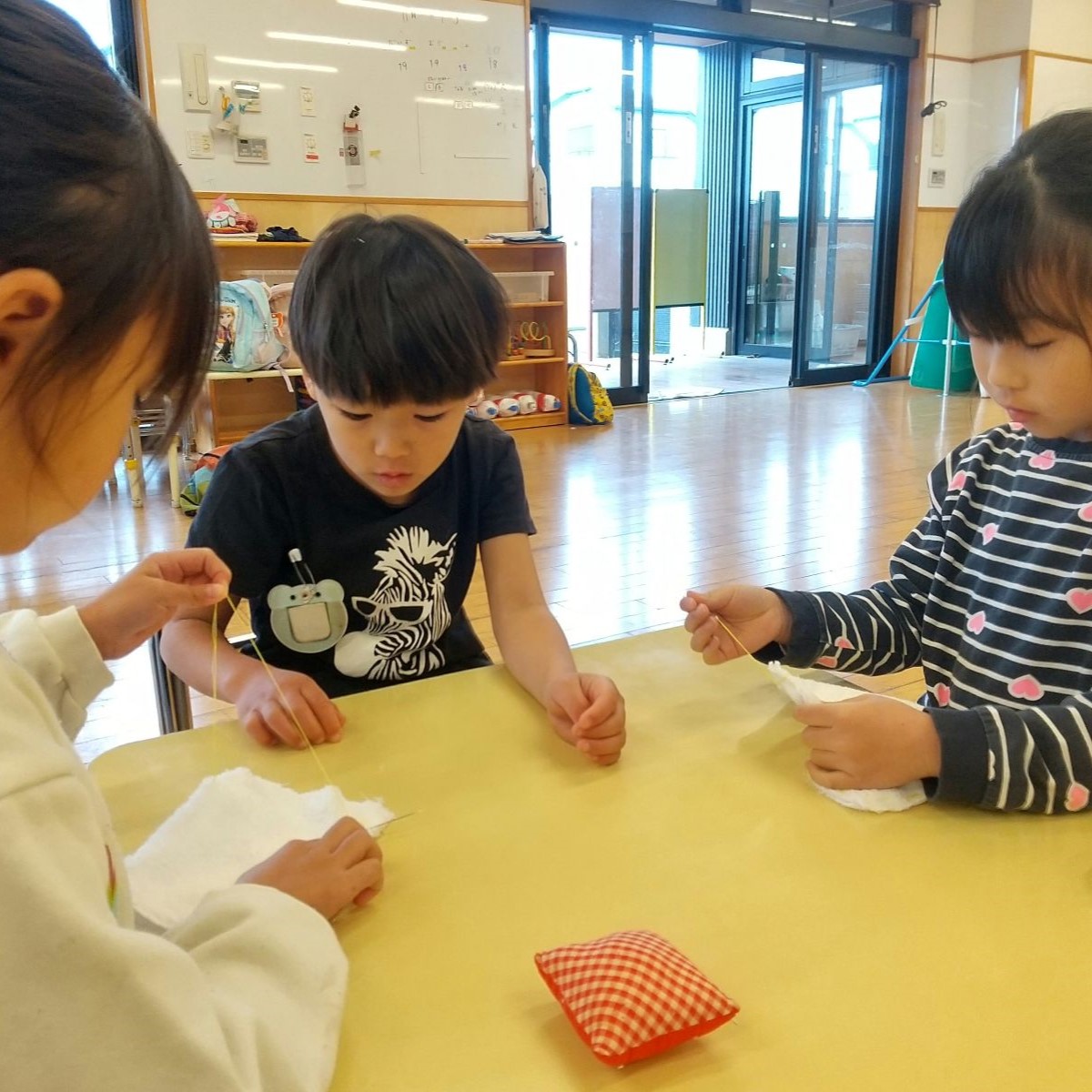 針仕事をする子どもたち