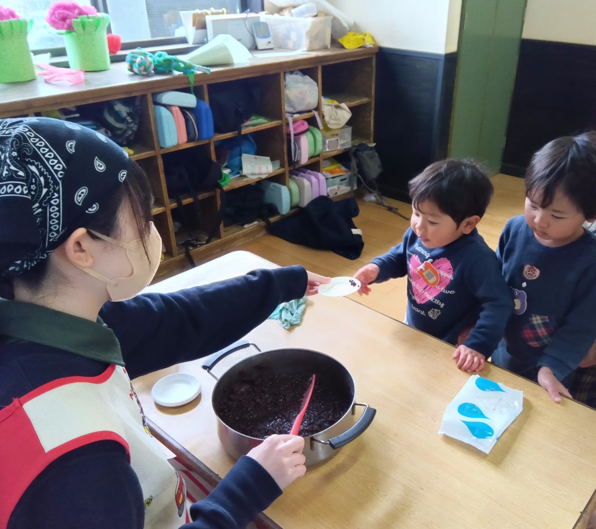 煮詰めた小豆を試食する子どもたち
