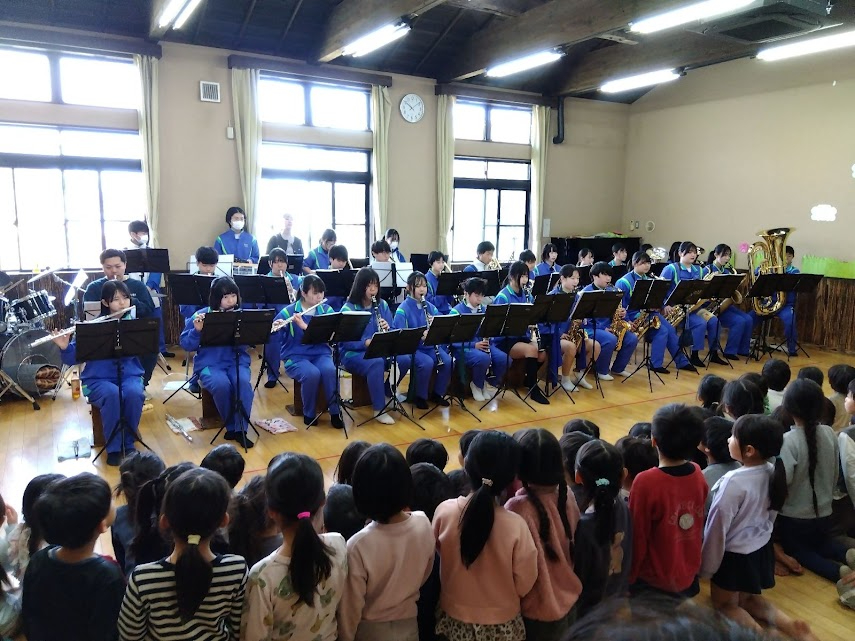 吹奏楽部の演奏に聞き入る子どもたち