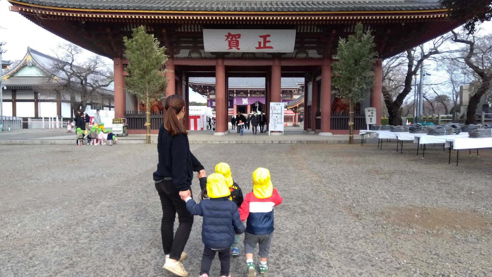 池上本門へ散歩に行く子どもたち